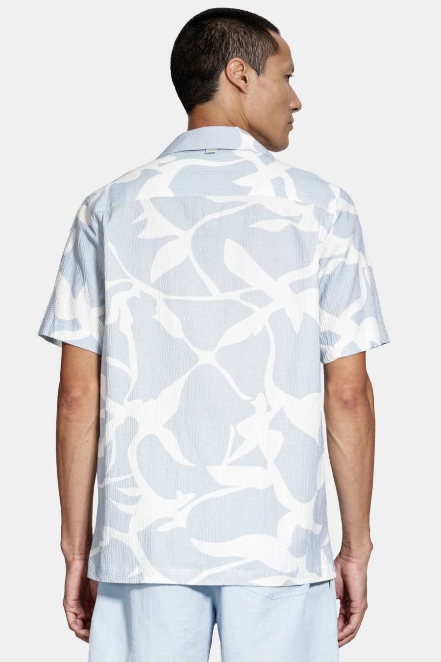 Camisa Manga Curta Regular Seersucker Estampada Azul Claro C/Branco — foto 4 de 6
