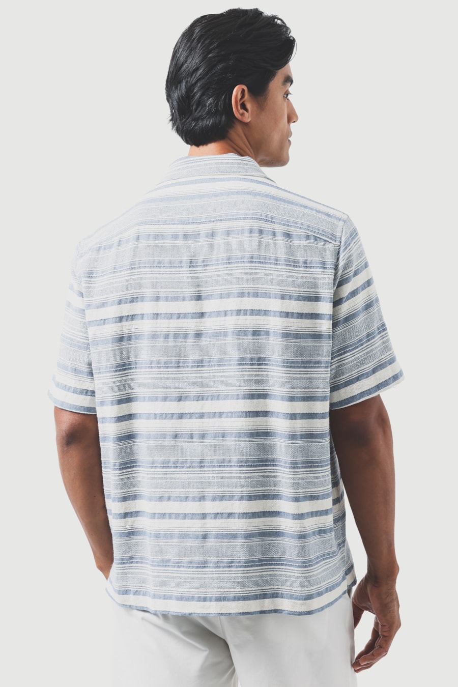 Camisa Manga Curta Regular Textura Listrada Maquinetada Natural C/ Azul — foto 4 de 6