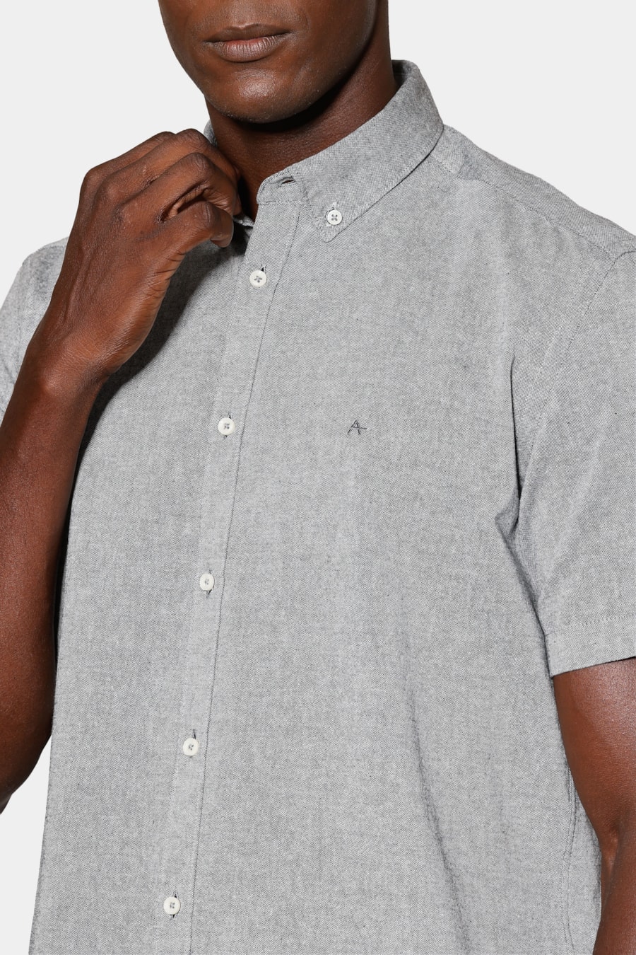 Camisa Manga Curta Slim Oxford Planalto Cinza Escuro — foto 3 de 6