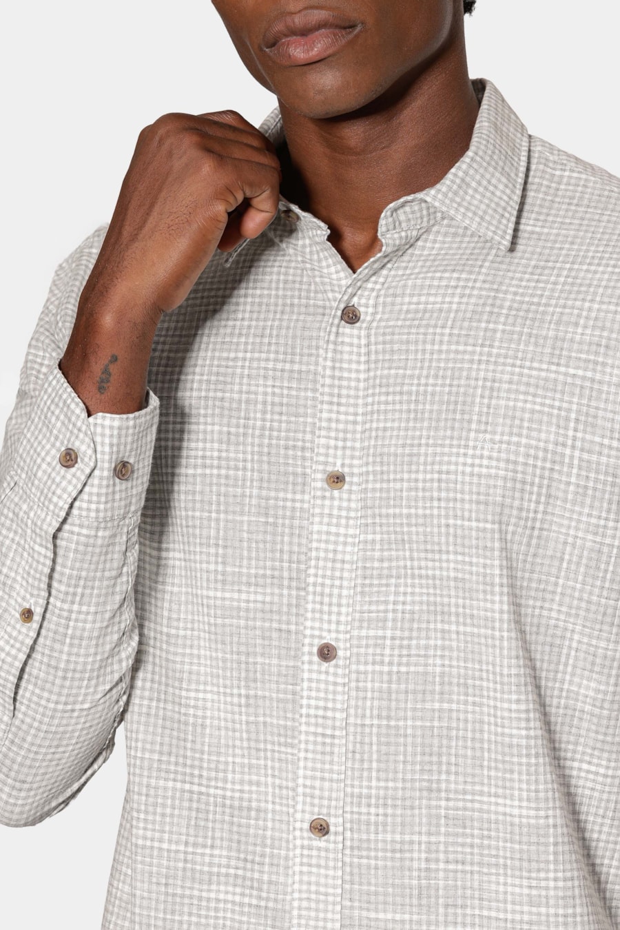 Camisa Manga Longa Regular Mini Xadrez Mescla Branco C/Cinza — foto 3 de 6