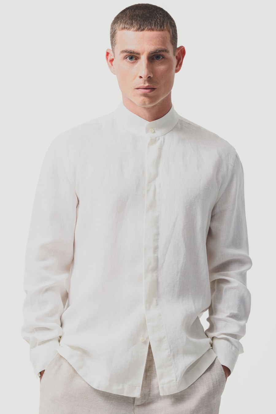 Camisa Manga Longa Regular Puro Linho Gola Alta Off White — foto 1 de 6
