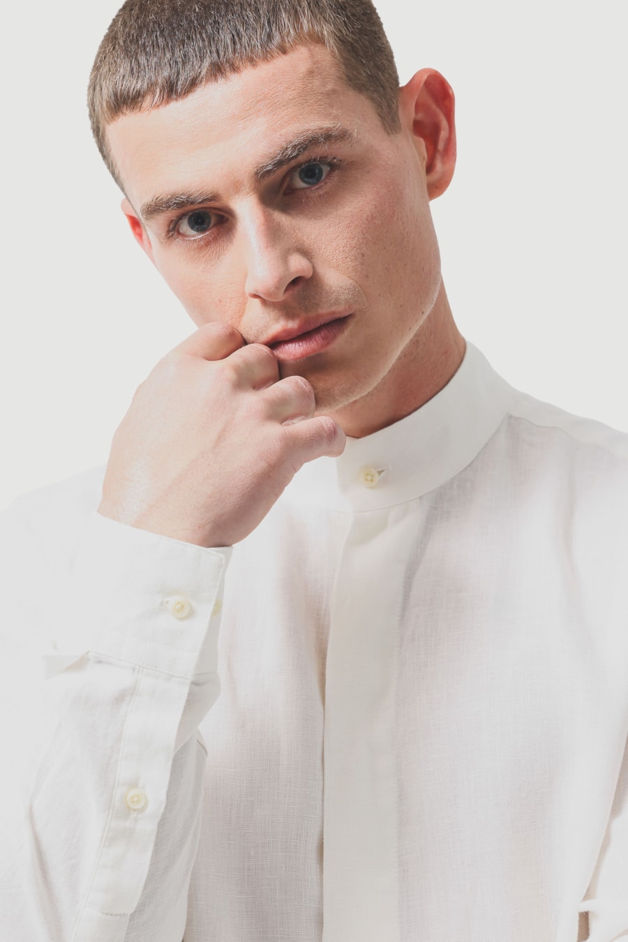 Camisa Manga Longa Regular Puro Linho Gola Alta Off White — foto 3 de 6