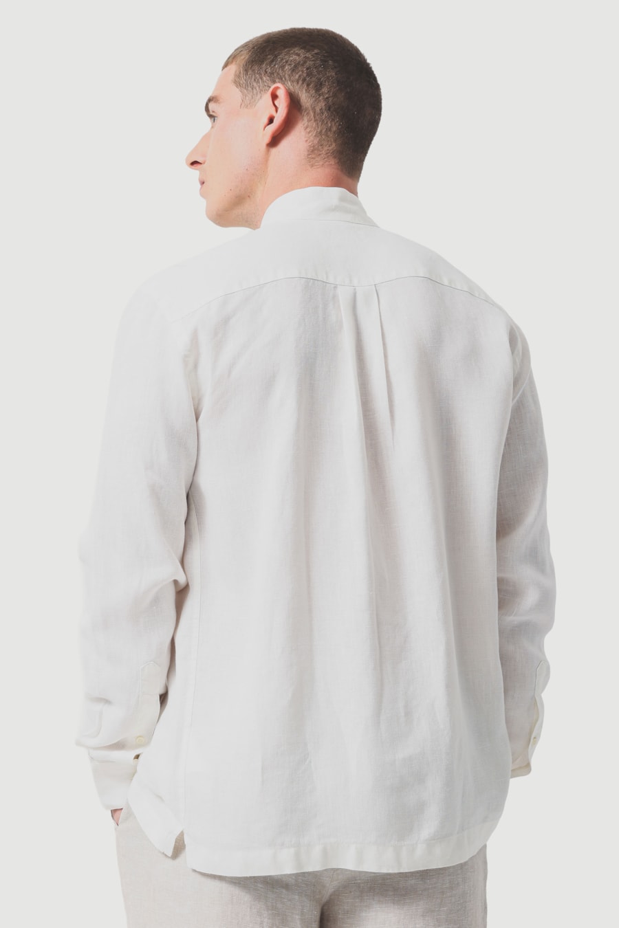 Camisa Manga Longa Regular Puro Linho Gola Alta Off White — foto 4 de 6