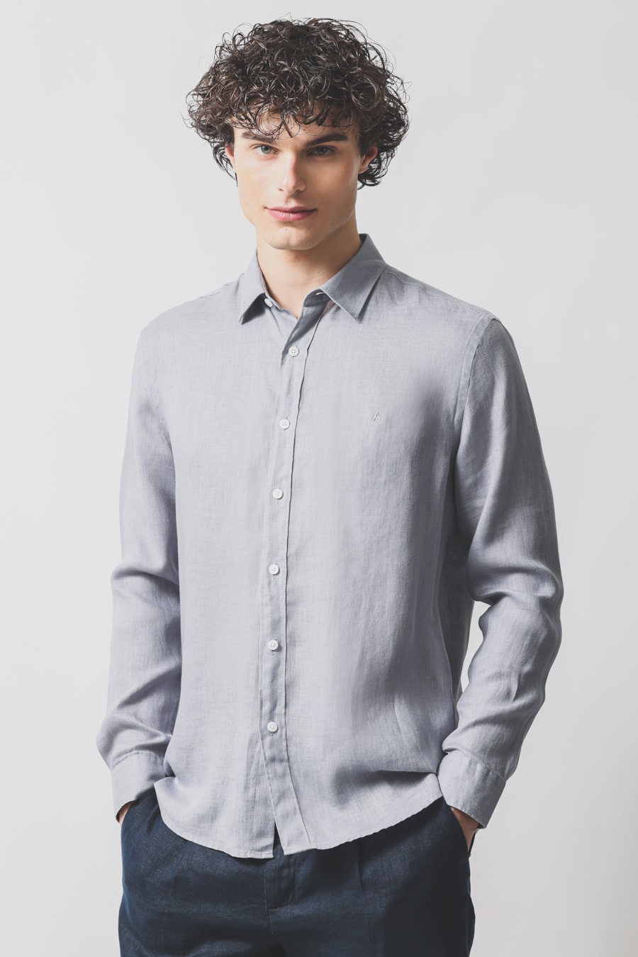 Camisa Manga Longa Slim em Linho Irlandês Aluminio — foto 1 de 6