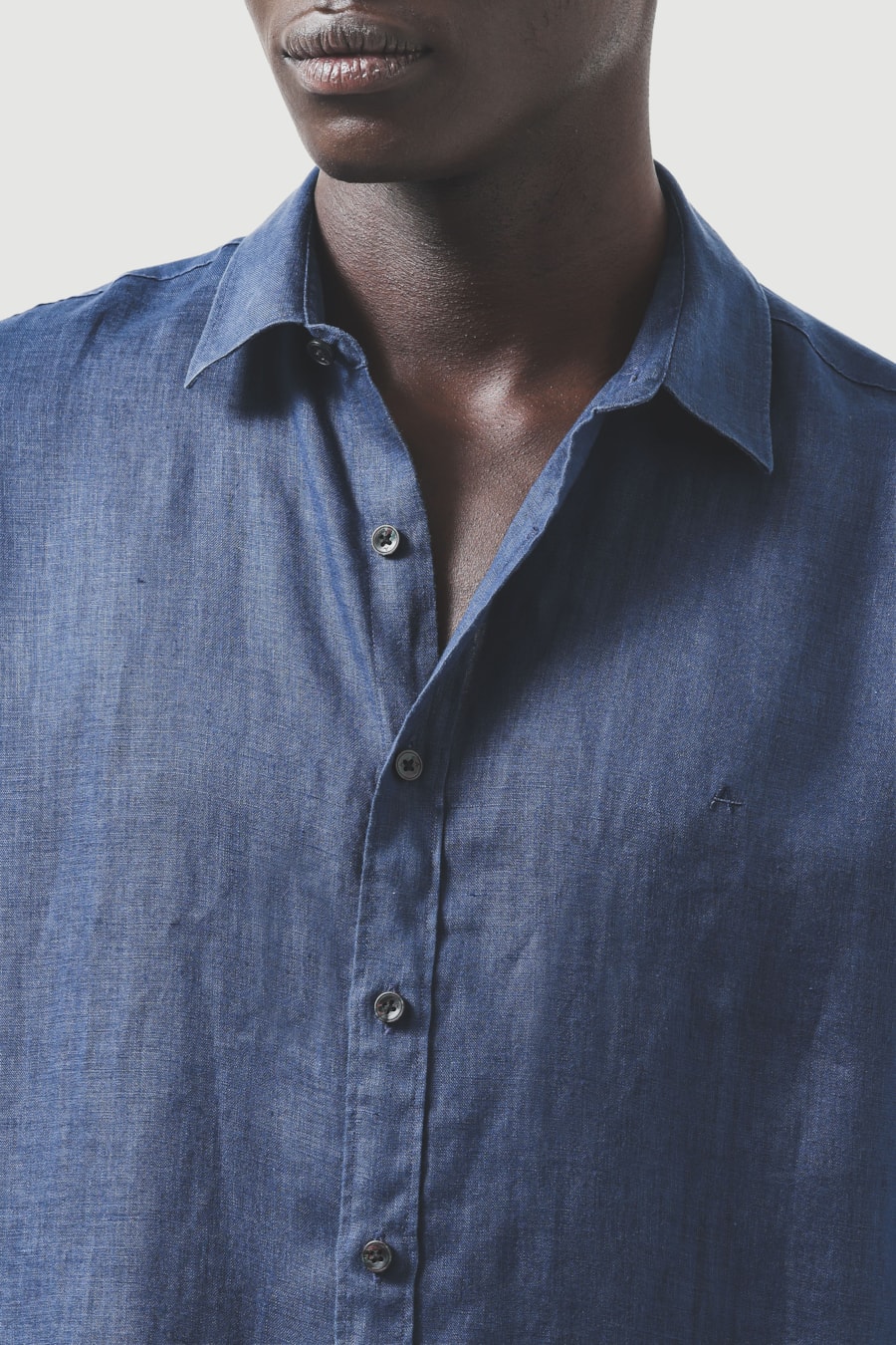 Camisa Manga Longa Slim em Linho Irlandês Azul Forte — foto 3 de 7