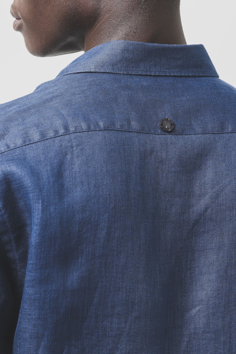 Camisa Manga Longa Slim em Linho Irlandês Azul Forte — foto 4 de 7