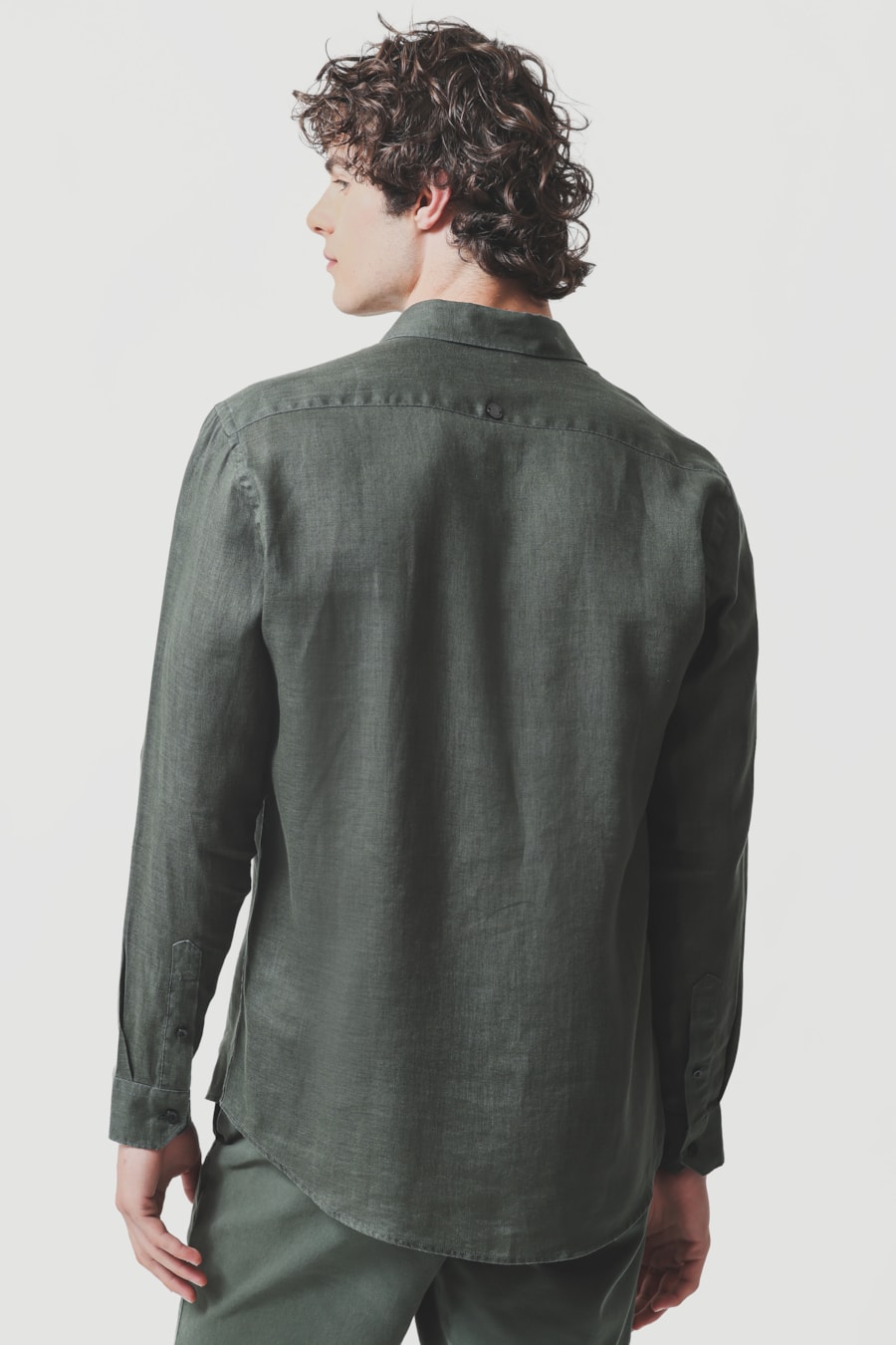 Camisa Manga Longa Slim em Linho Irlandês Verde Escuro — foto 4 de 6