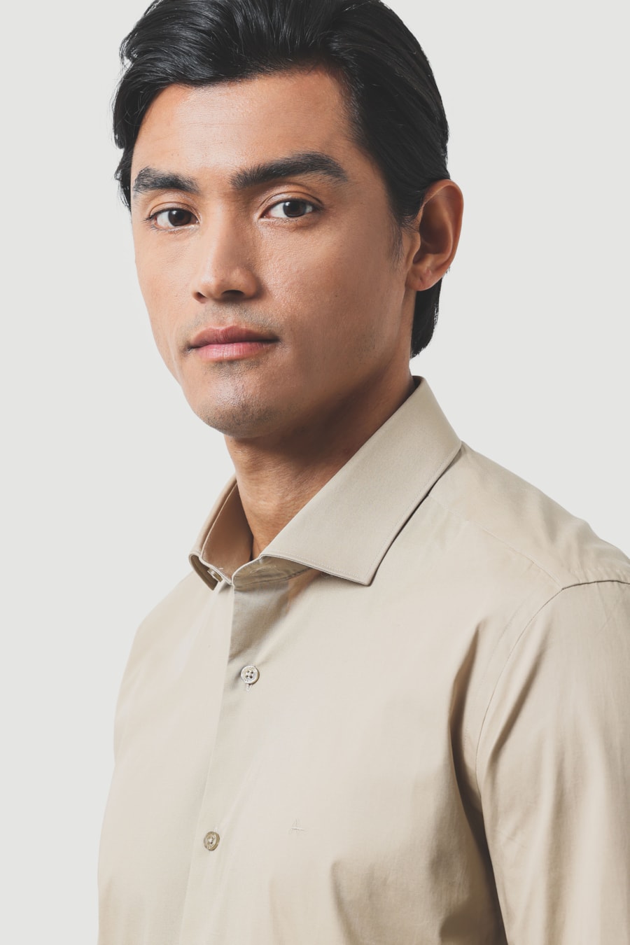 Camisa Manga Longa Slim em Tricoline Stretch Liso Areia — foto 3 de 6