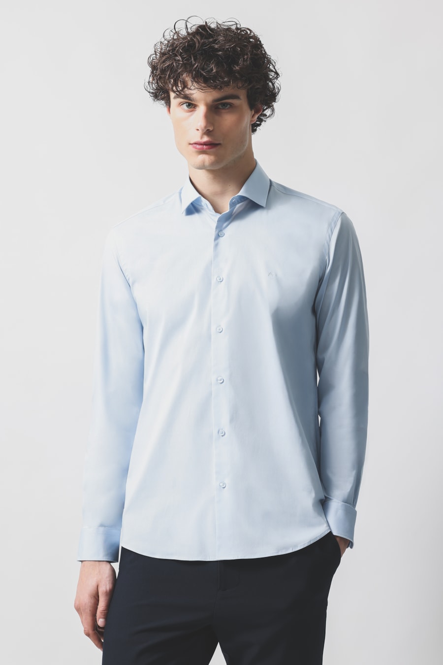 Camisa Manga Longa Slim em Tricoline Stretch Liso Azul Claro — foto 1 de 7