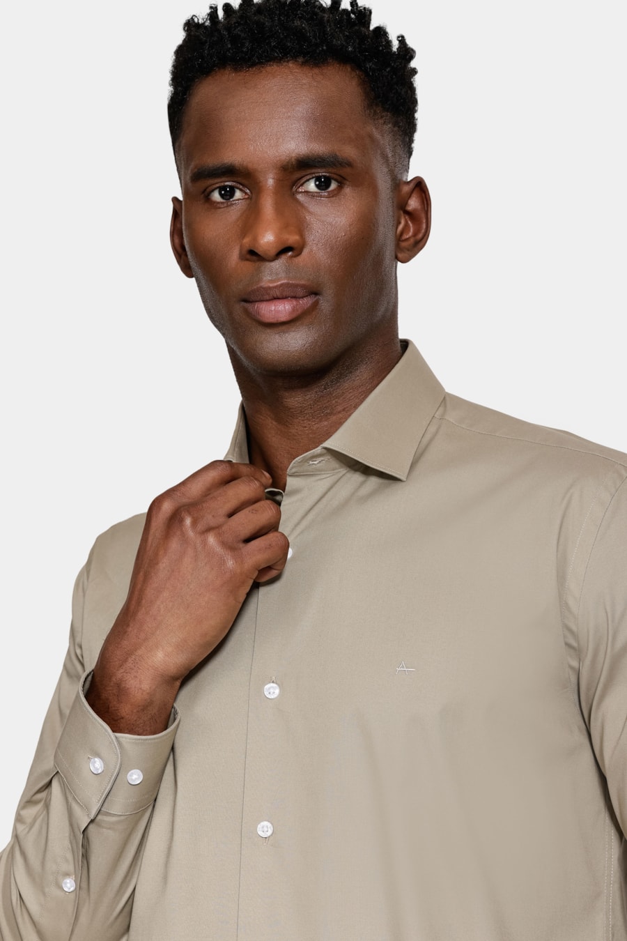 Camisa Manga Longa Slim em Tricoline Stretch Liso Caqui — foto 3 de 6