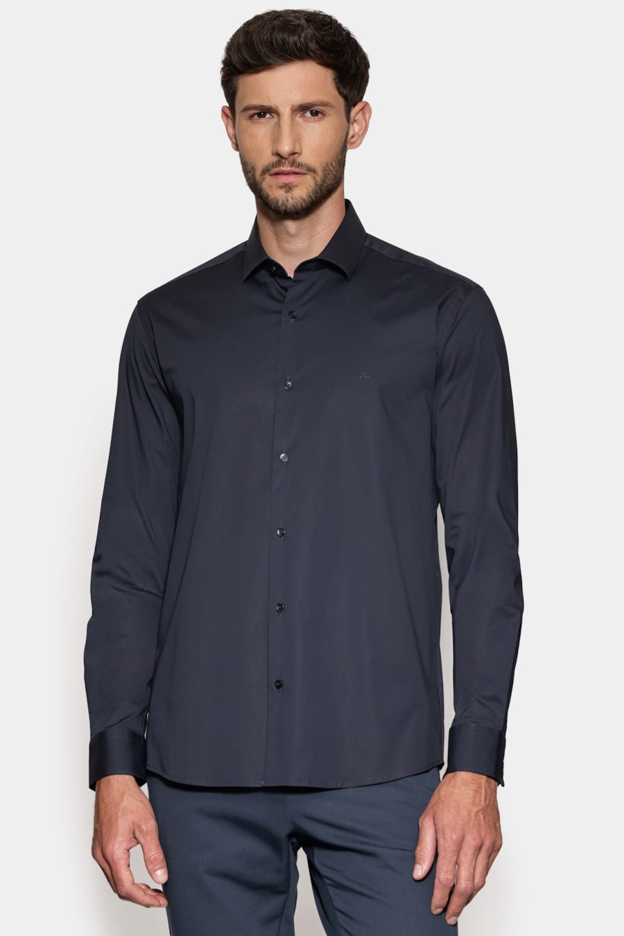 Camisa Manga Longa Slim em Tricoline Stretch Liso Marinho Escuro — foto 1 de 6