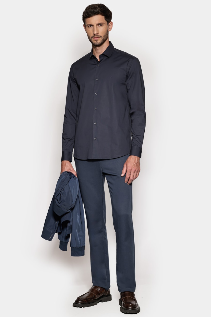 Camisa Manga Longa Slim em Tricoline Stretch Liso Marinho Escuro — foto 2 de 6