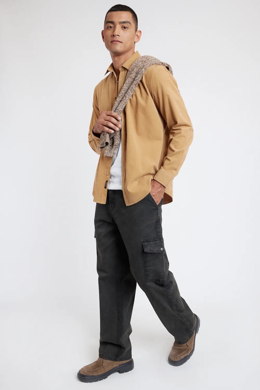 Camisa Manga Longa Slim em Veludo Cotelê Caramelo — foto 2 de 5