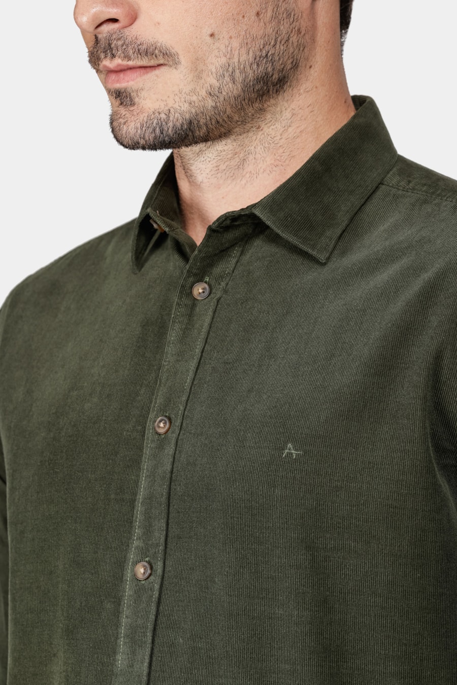 Camisa Manga Longa Slim em Veludo Cotelê Verde Militar — foto 3 de 5