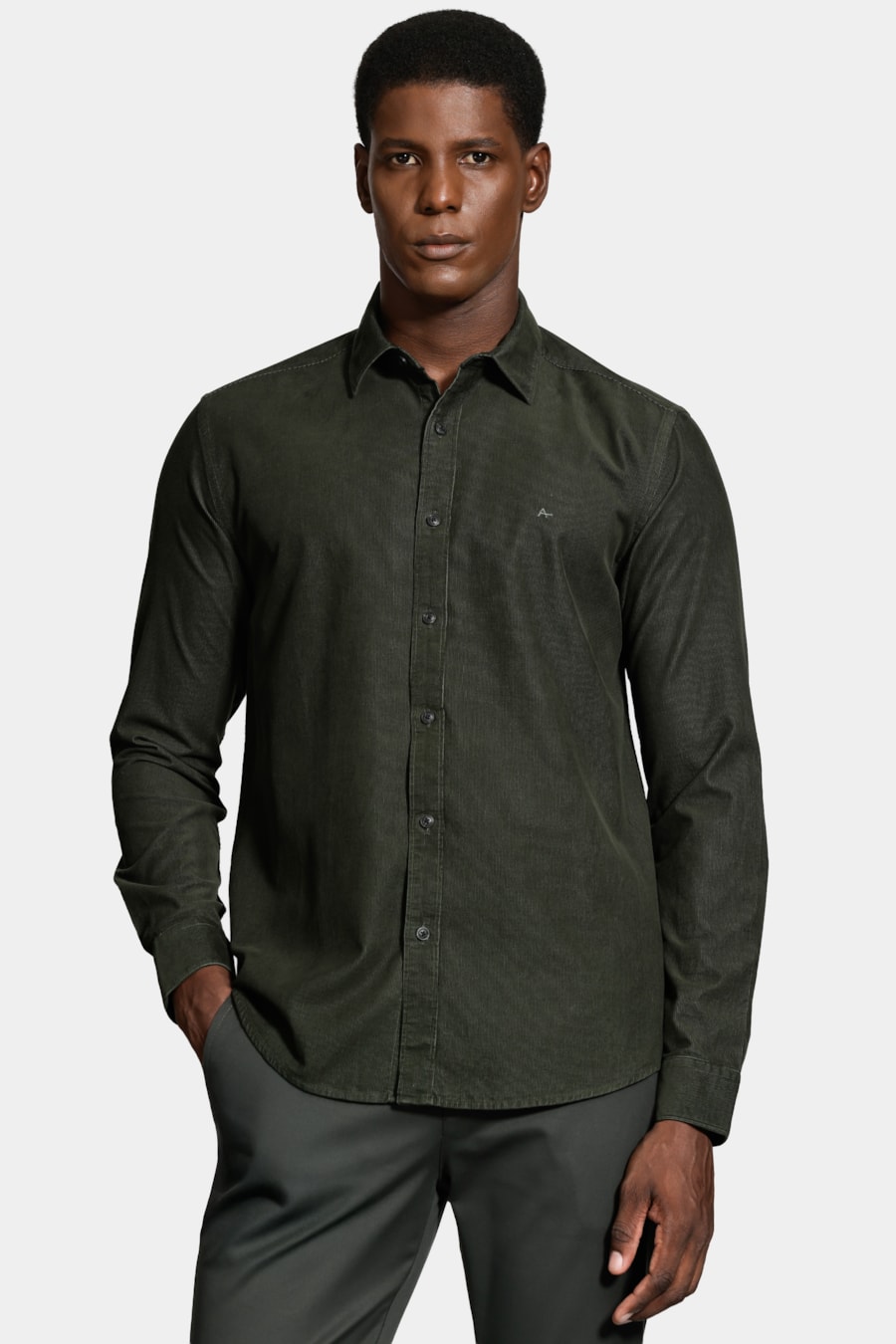 Camisa Manga Longa Slim em Veludo Cotelê Verde Oliva — foto 1 de 6