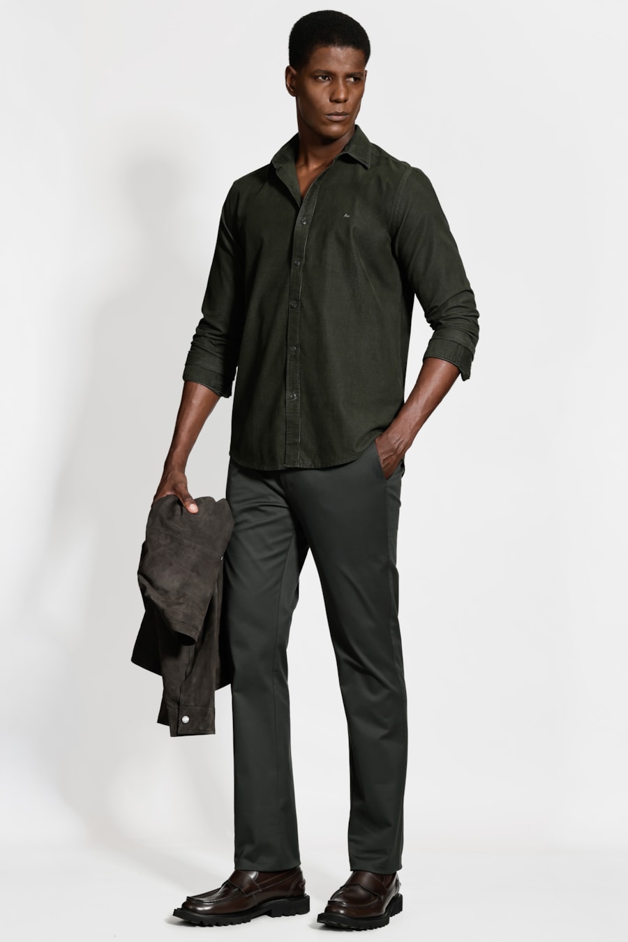 Camisa Manga Longa Slim em Veludo Cotelê Verde Oliva — foto 2 de 6