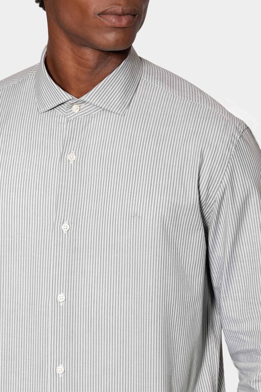 Camisa Manga Longa Slim Listrada Vertical Verde C/ Branco — foto 3 de 6