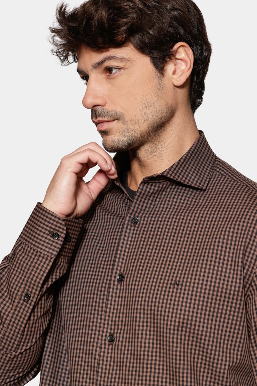 Camisa Manga Longa Slim Mini Xadrez Damero Chocolate C/ Preto — foto 3 de 6
