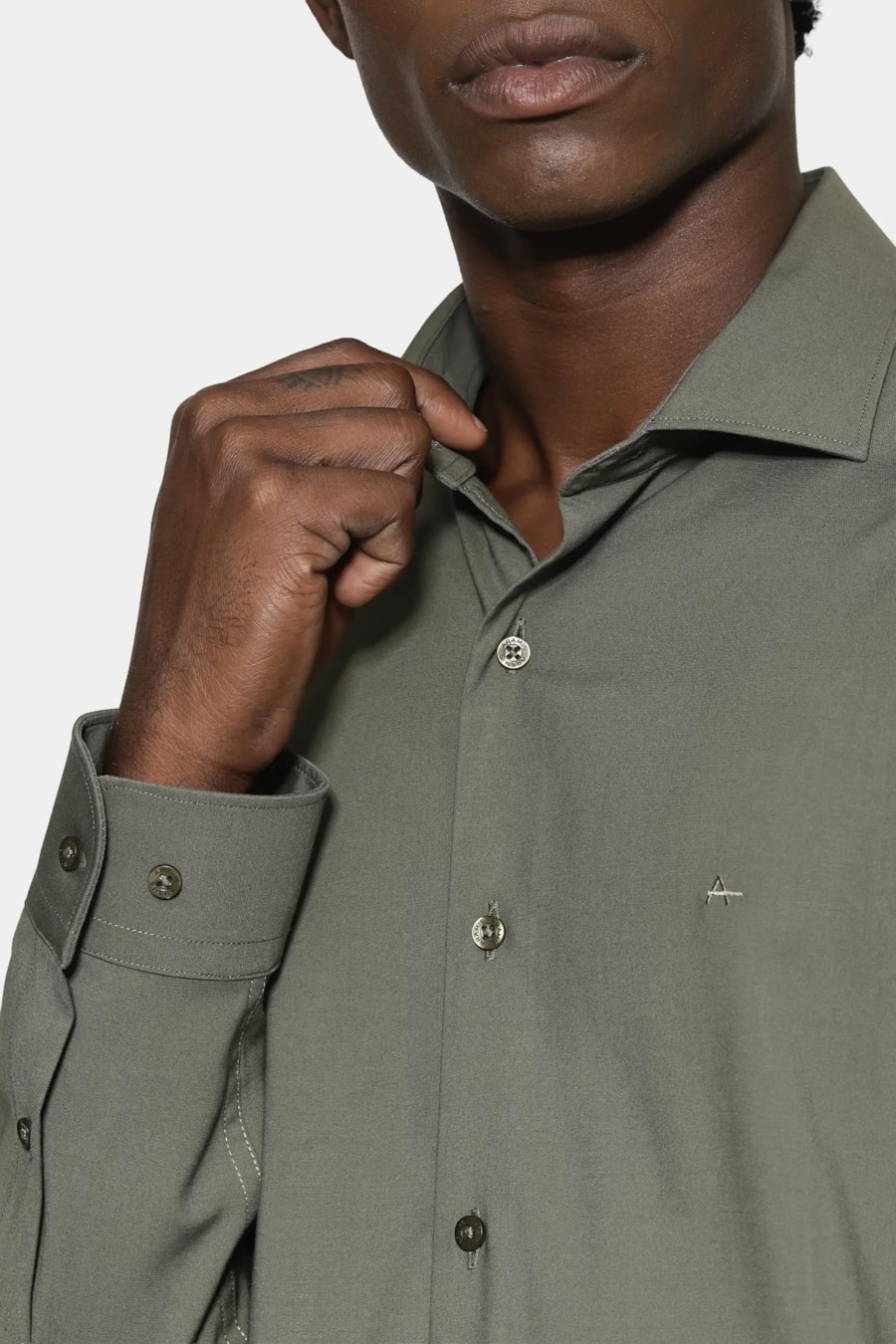 Camisa Manga Longa Slim Poliviscose de Bambu Stretch Verde Militar — foto 3 de 6