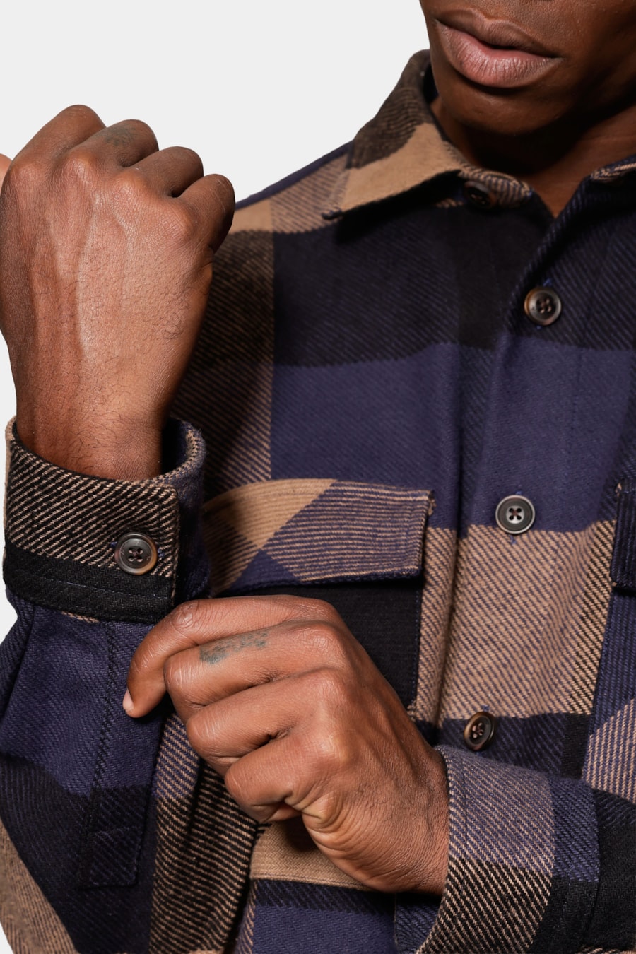 Camisa Overshirt Maxi Xadrez Preto C/ Caqui — foto 4 de 7