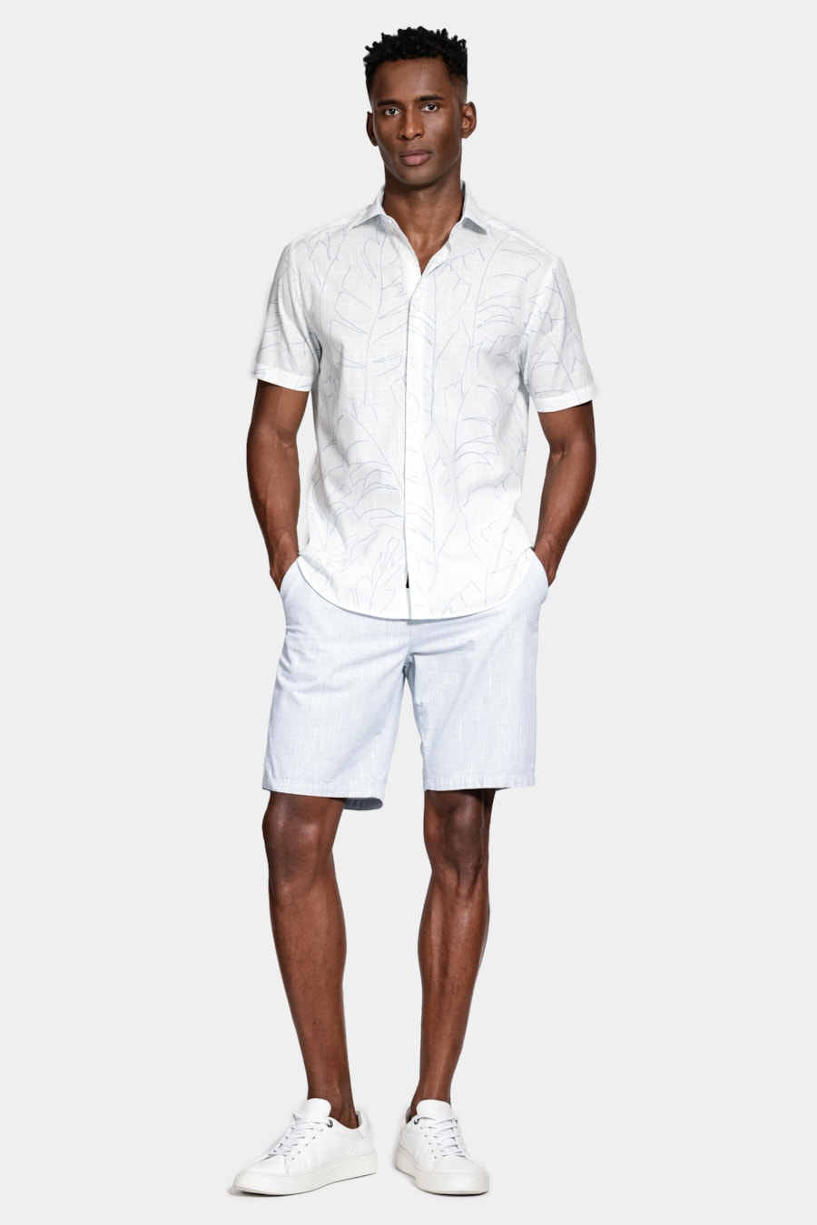 Camisa Regular Algodão Manga Curta Folhagem Branco C/Azul — foto 2 de 6