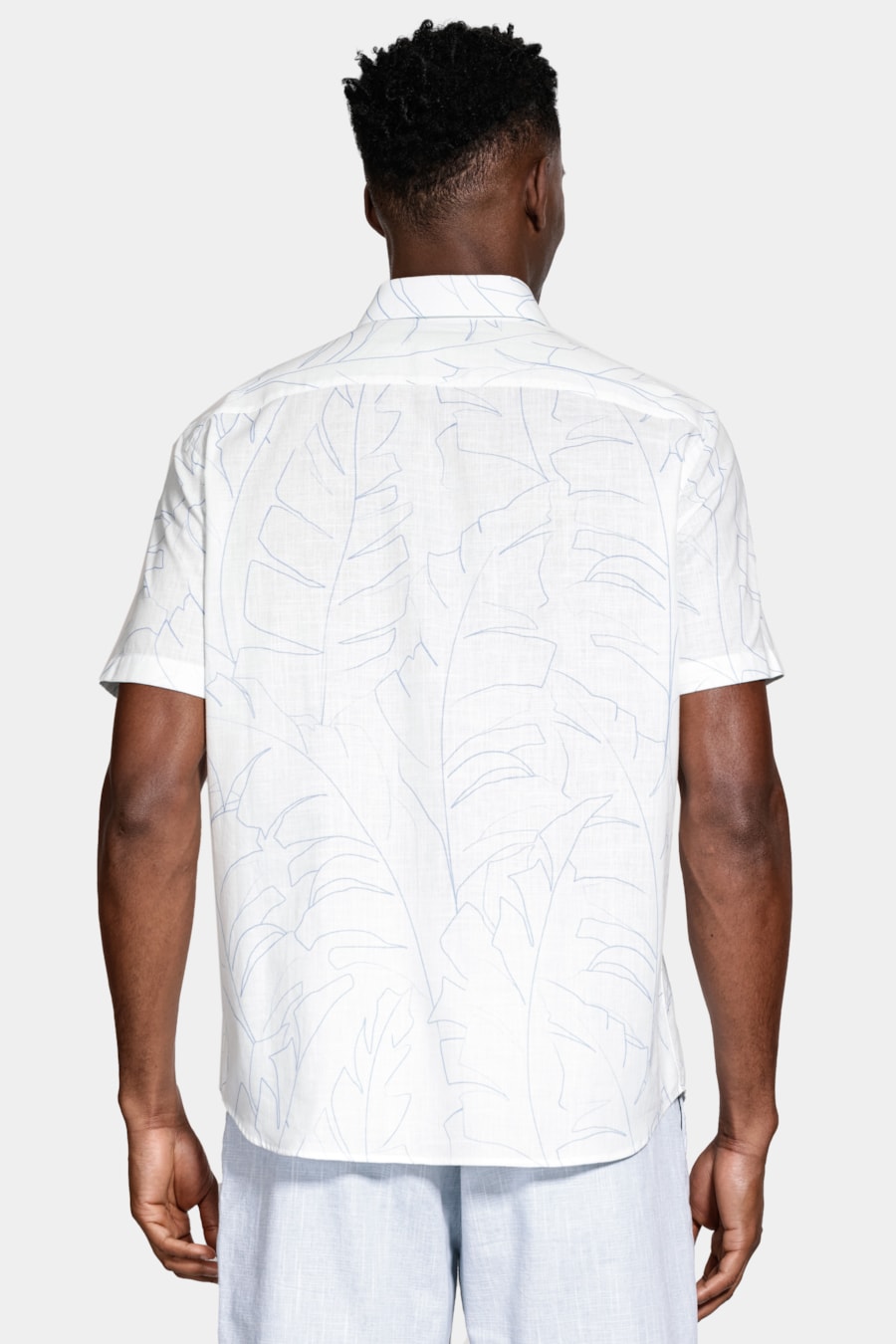 Camisa Regular Algodão Manga Curta Folhagem Branco C/Azul — foto 4 de 6