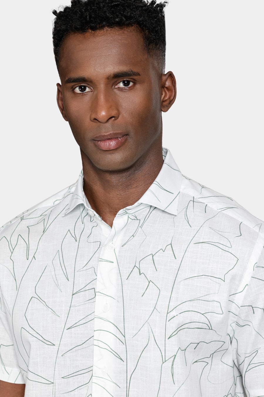 Camisa Regular Algodão Manga Curta Folhagem Branco C/Verde — foto 3 de 6