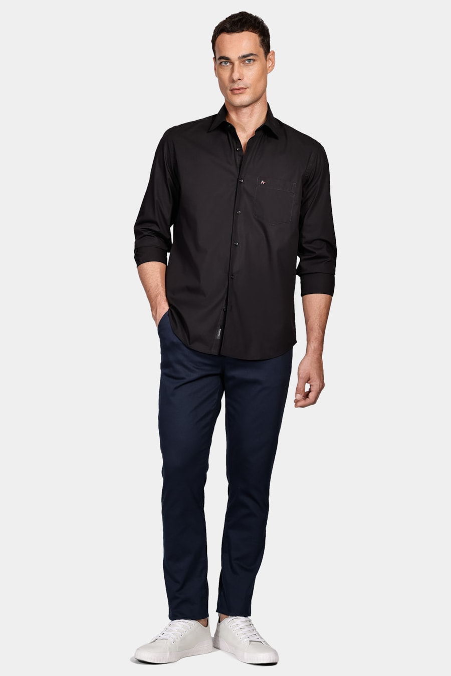 Camisa Regular em Tricoline Liso Com Bolso Preto — foto 2 de 4