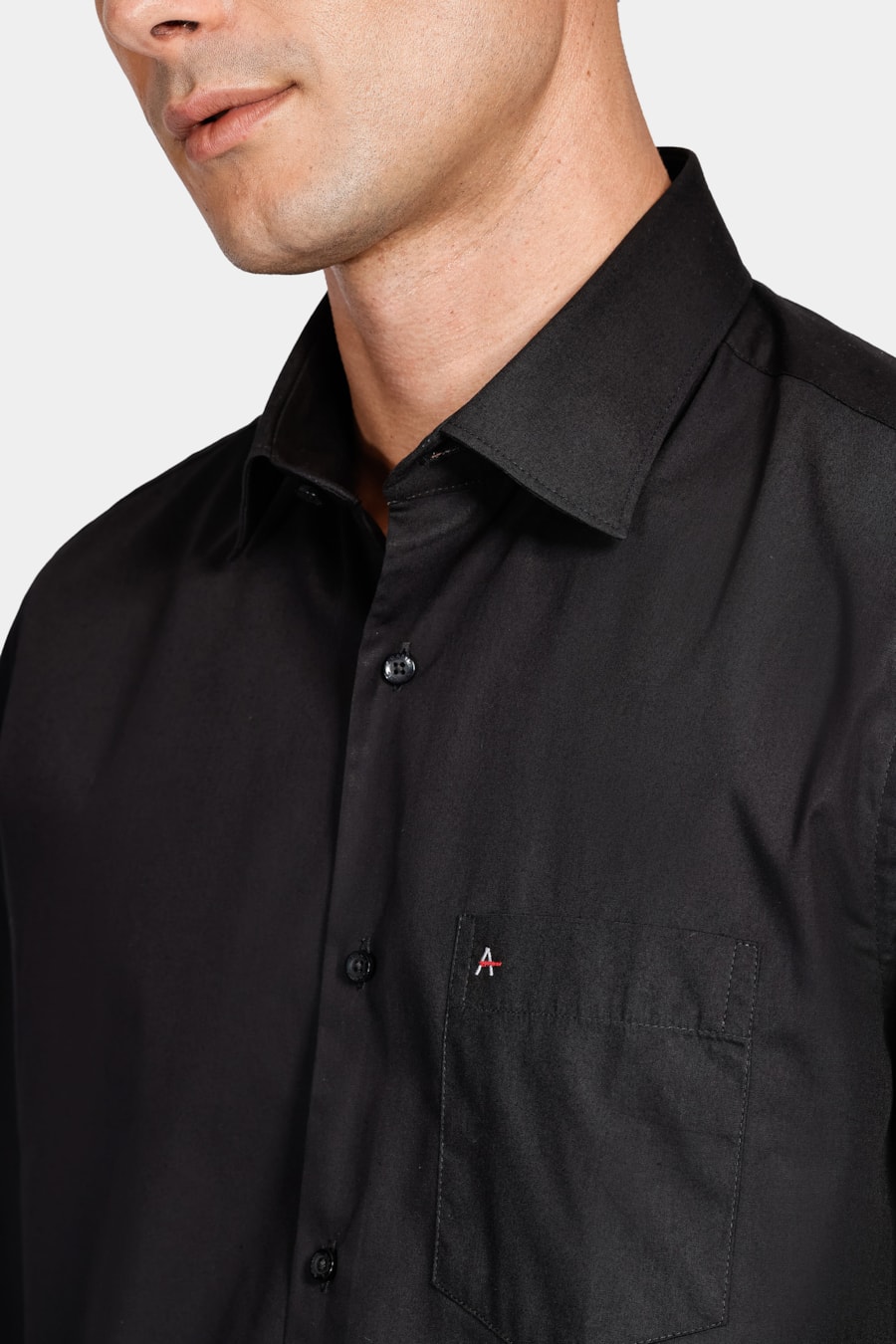 Camisa Regular em Tricoline Liso Com Bolso Preto — foto 3 de 4