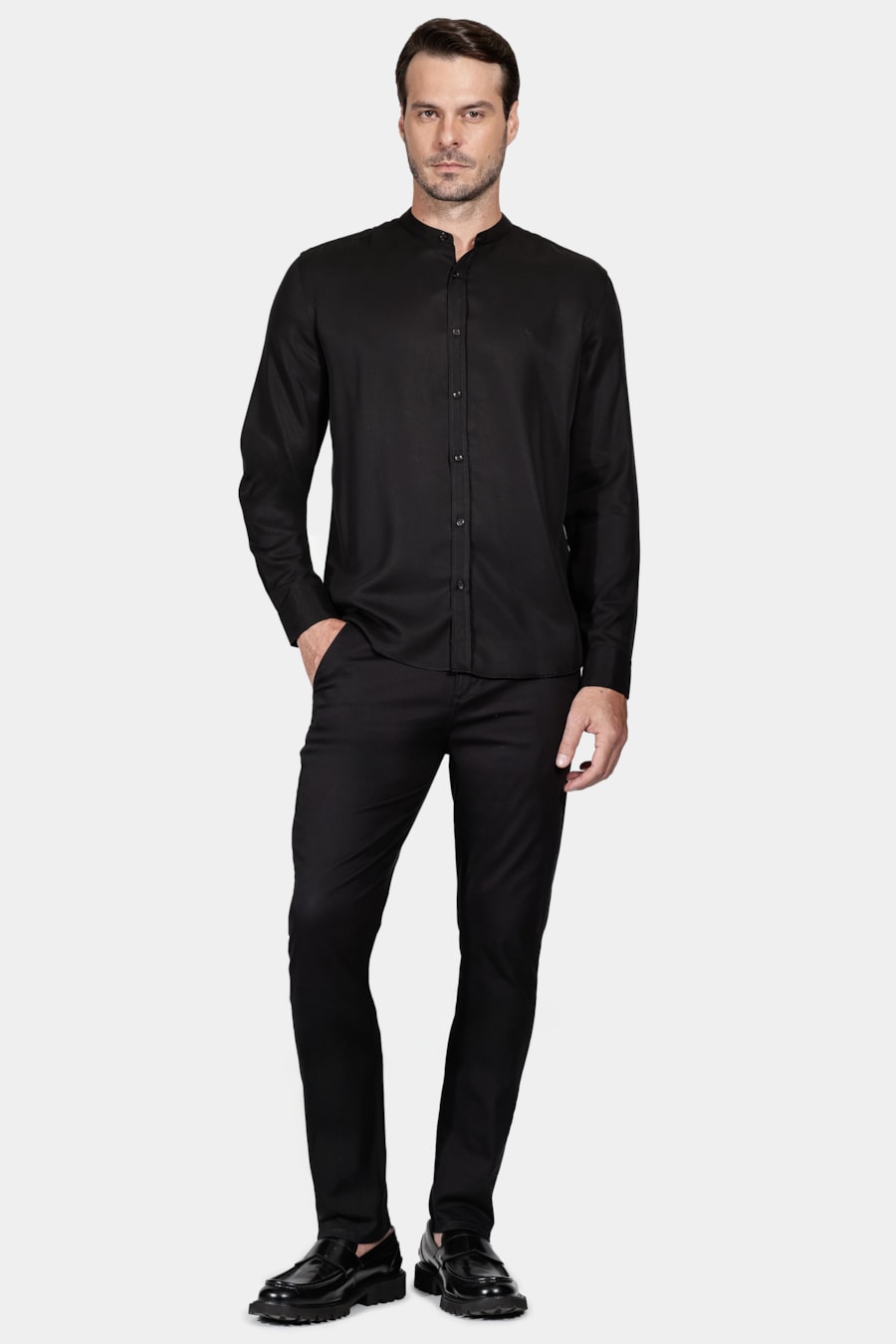 Camisa Regular Gola Padre em Liocel Preto — foto 2 de 5