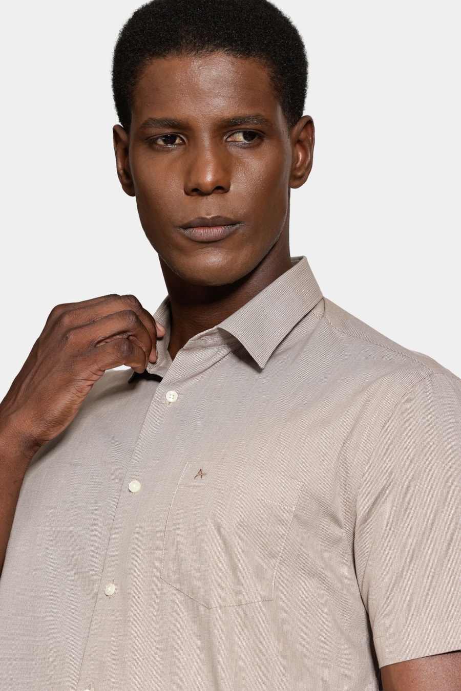 Camisa Regular Micro Xadrez Bolso Caqui / Branco — foto 3 de 6