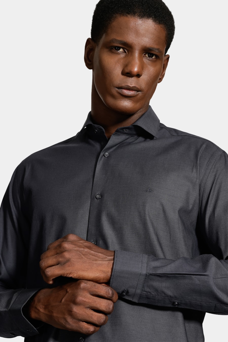 Camisa Slim Fio 50 Egipcio Petronas Cinza Escuro — foto 3 de 6