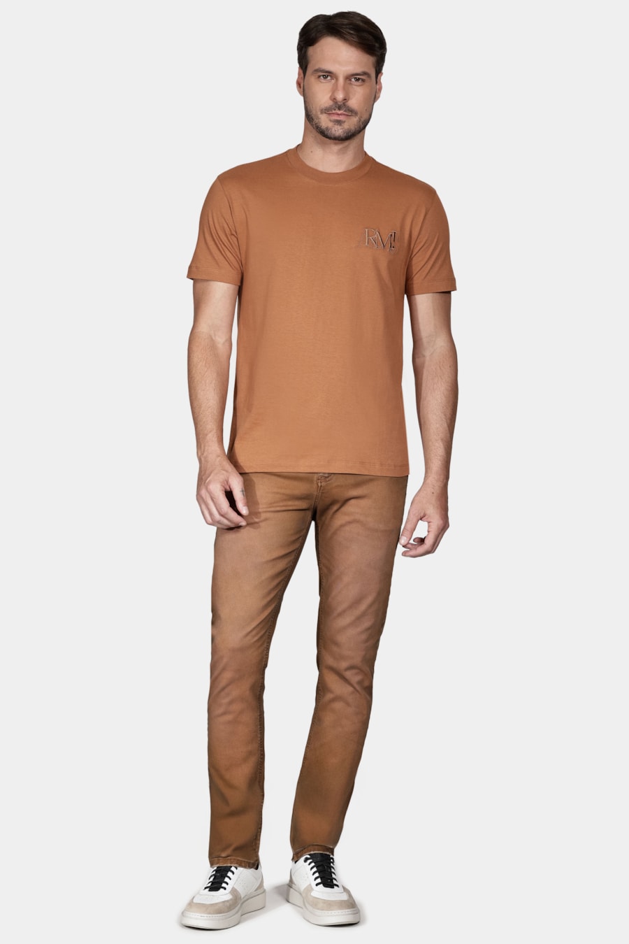 Camiseta Aramis Bordado Caramelo — foto 2 de 5