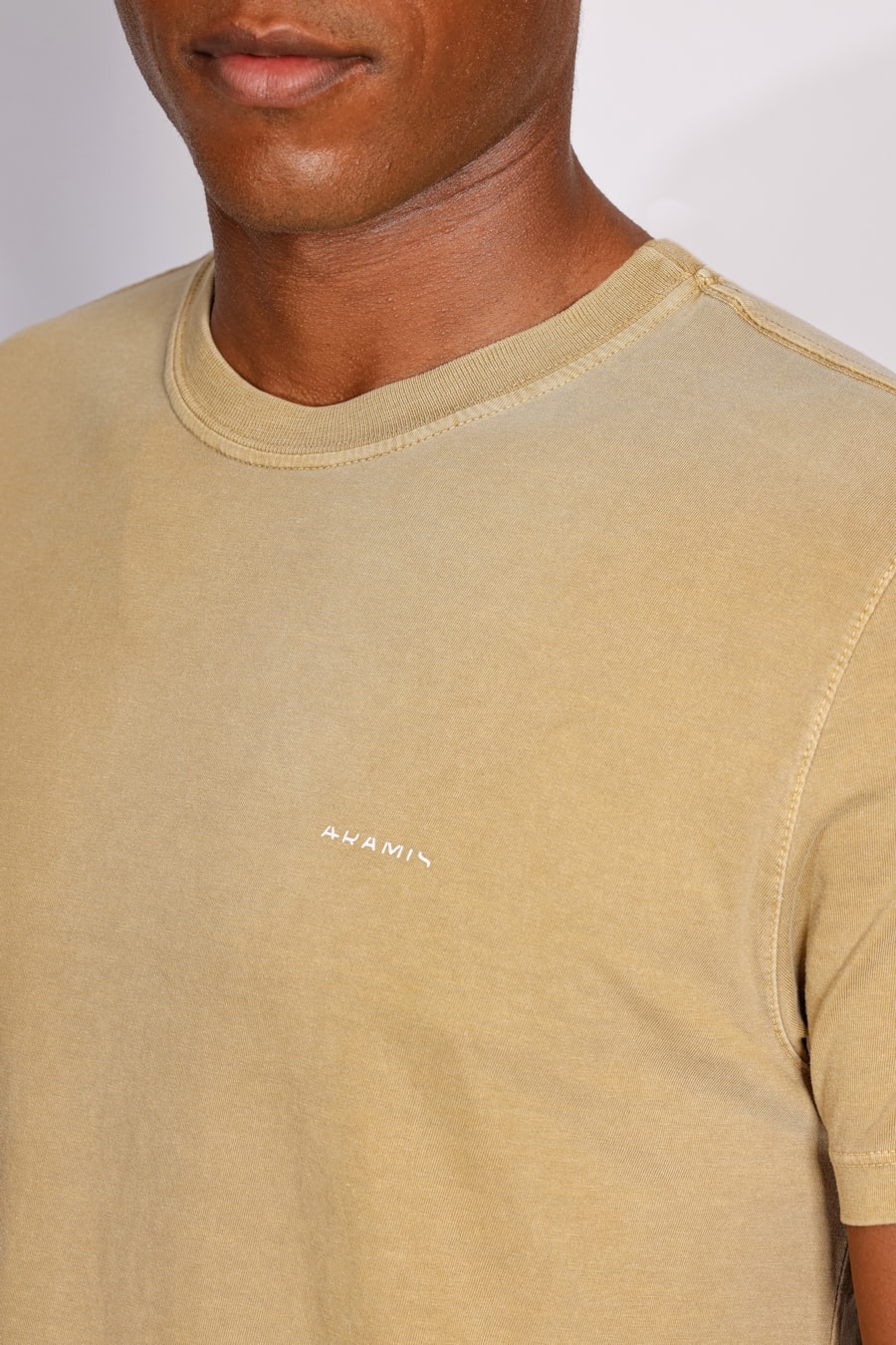 Camiseta Aramis Cortado Stone Cáqui Cana de Açucar — foto 3 de 4