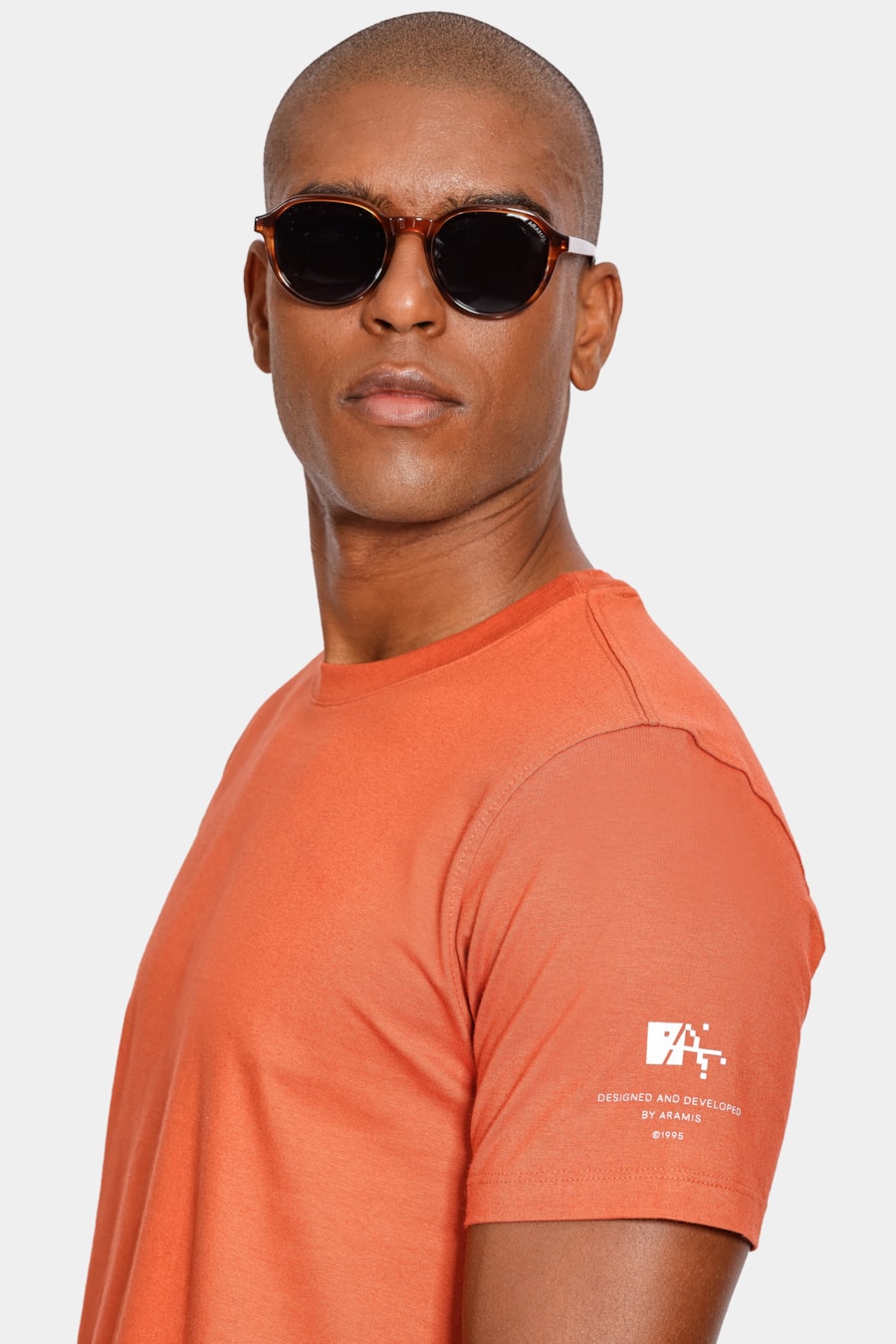 Camiseta Aramis Pixel Manga Laranja Ferrugem — foto 3 de 4
