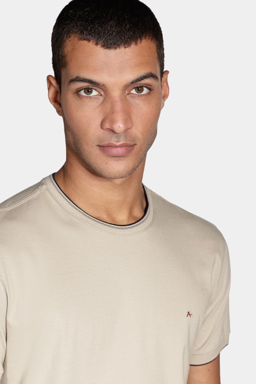 Camiseta Básica Friso na Gola Amendoa — foto 3 de 5