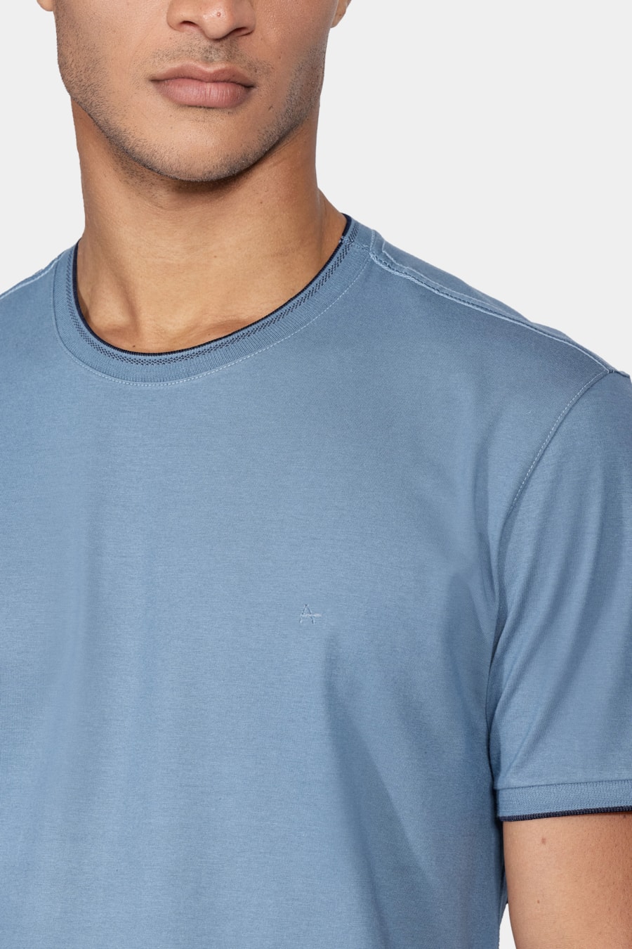 Camiseta Básica Friso na Gola Azul Alumínio — foto 3 de 7