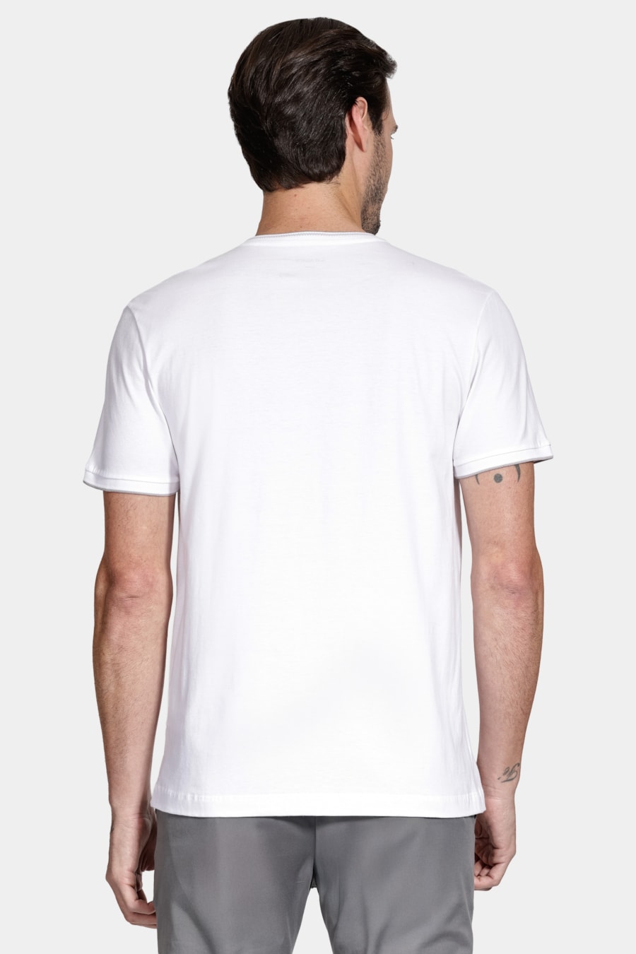 Camiseta Básica Friso na Gola Branco C/ Cinza Claro — foto 4 de 5