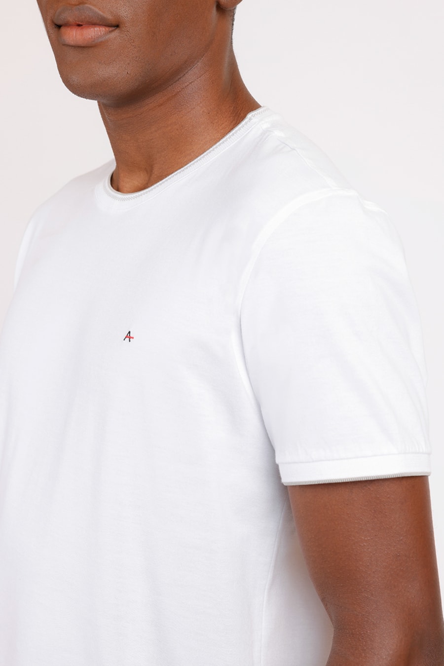Camiseta Básica Friso na Gola Branco Com Cinza — foto 1 de 2
