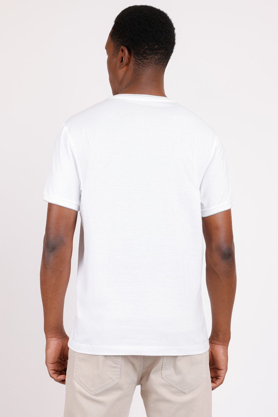 Camiseta Básica Friso na Gola Branco Com Cinza — foto 2 de 2