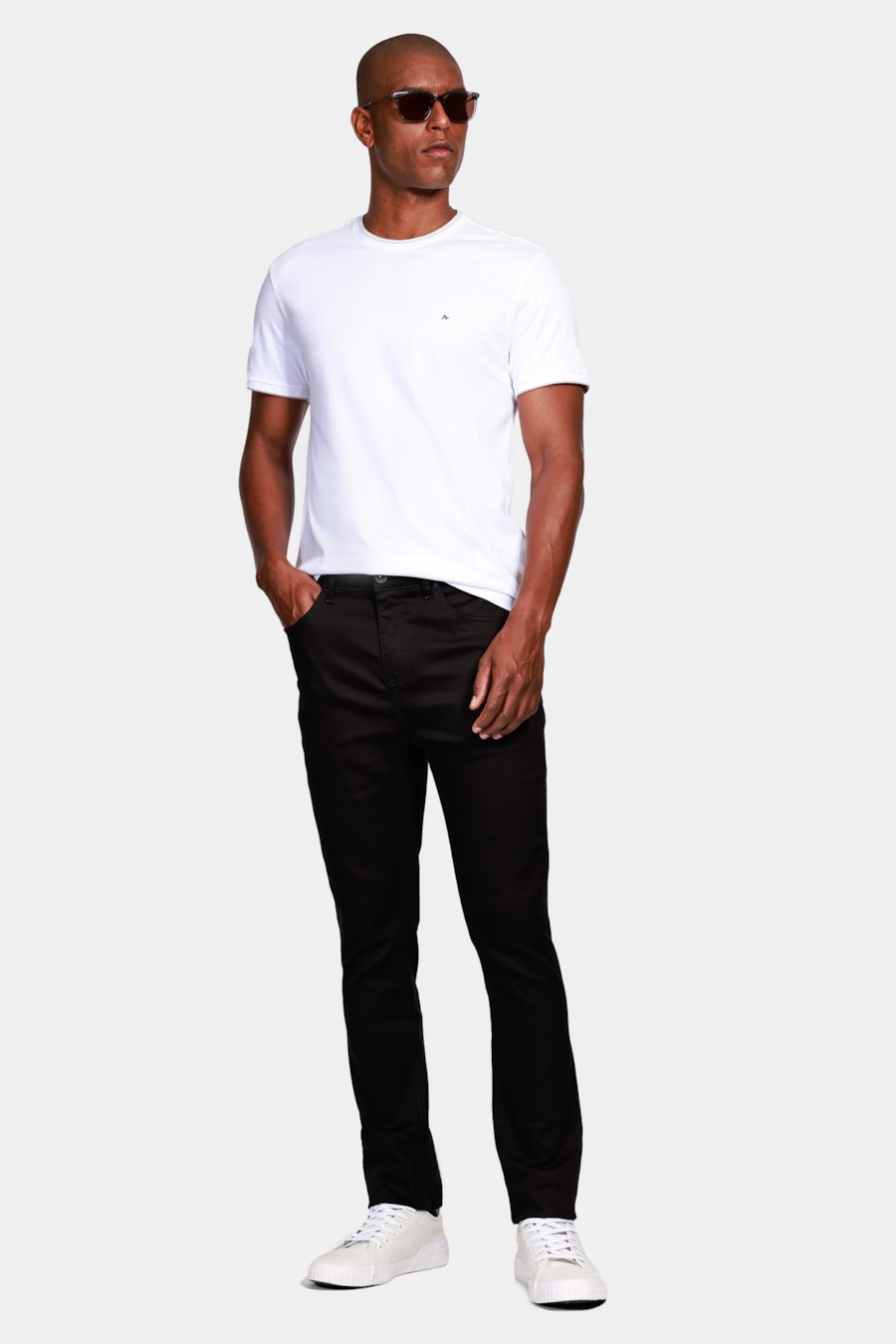 Camiseta Básica Friso na Gola Branco Com Cinza — foto 2 de 4
