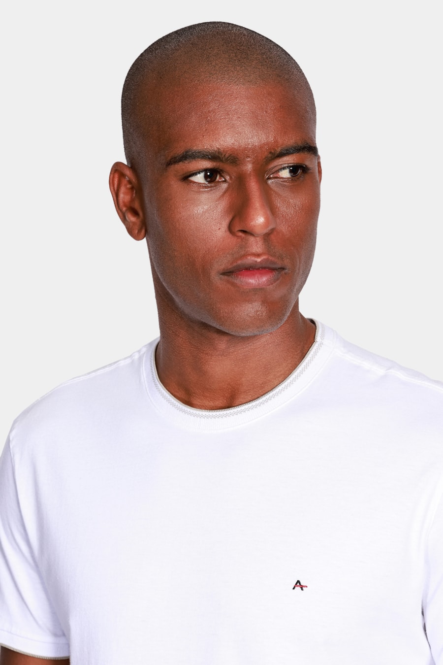 Camiseta Básica Friso na Gola Branco Com Cinza — foto 3 de 4