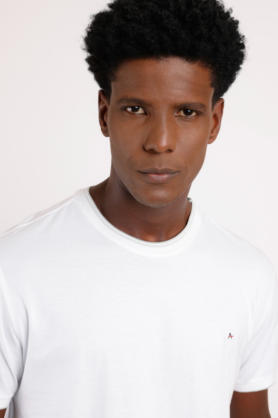 Camiseta Básica Friso na Gola Branco Com Gelo — foto 1 de 2