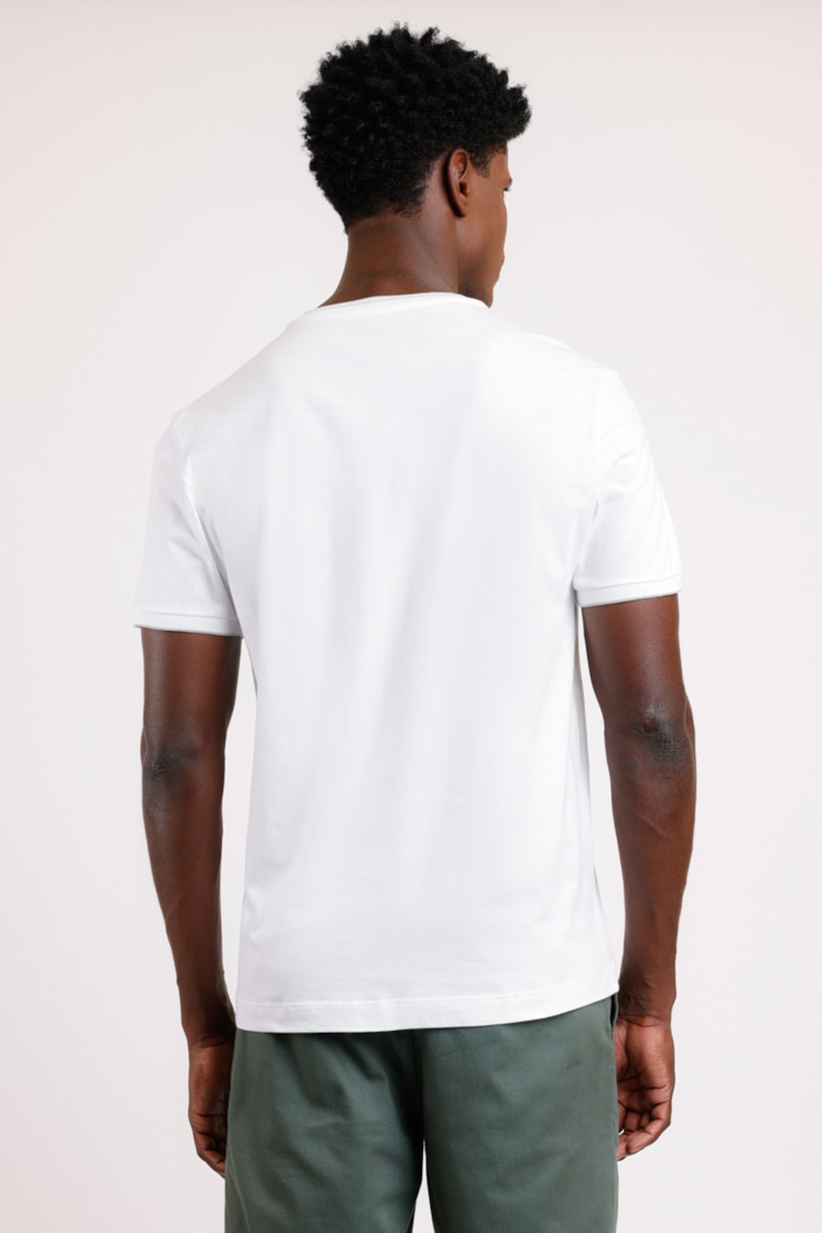 Camiseta Básica Friso na Gola Branco Com Gelo — foto 2 de 2