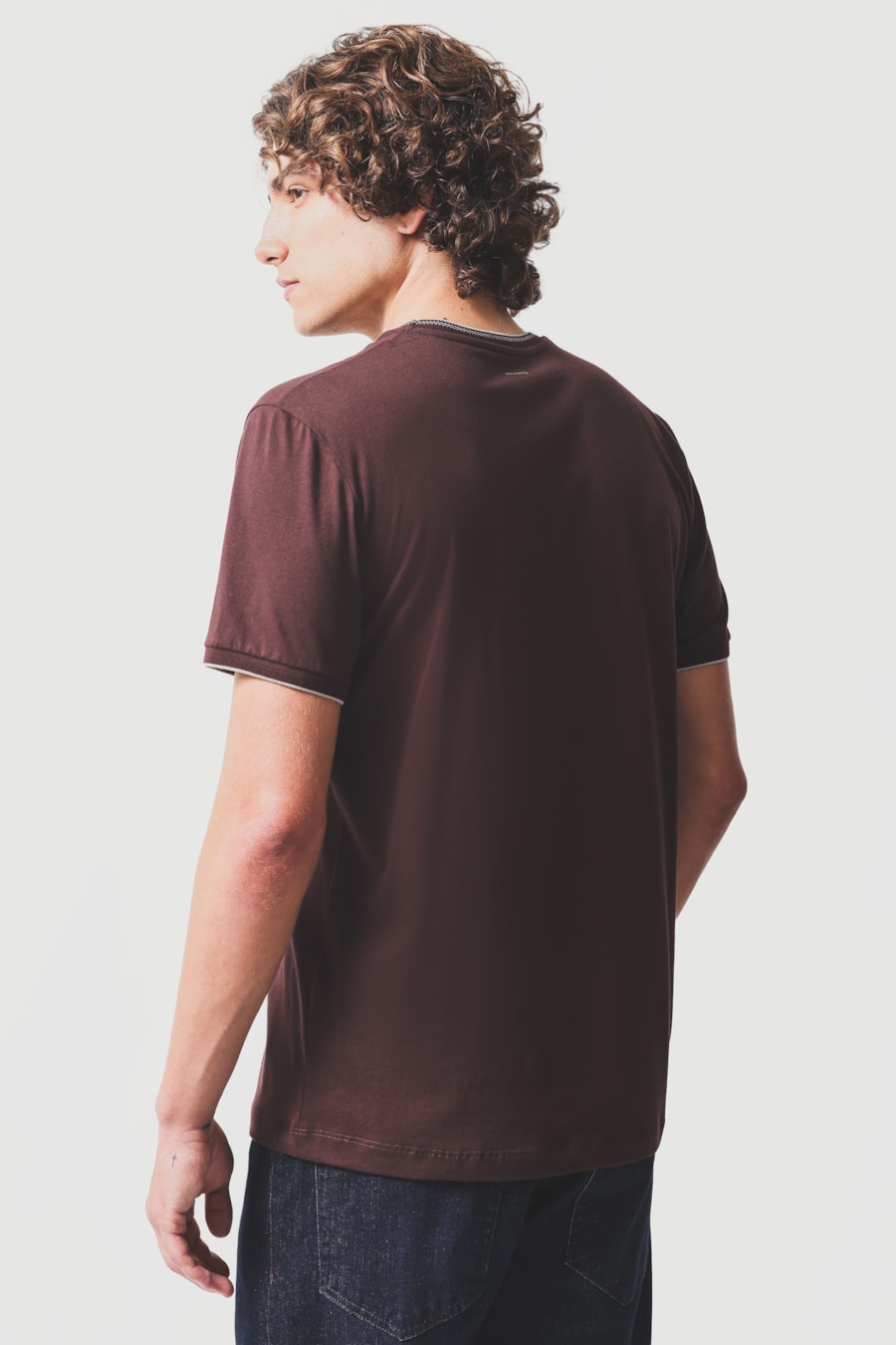 Camiseta Básica Friso na Gola Burgundy 118 — foto 4 de 5