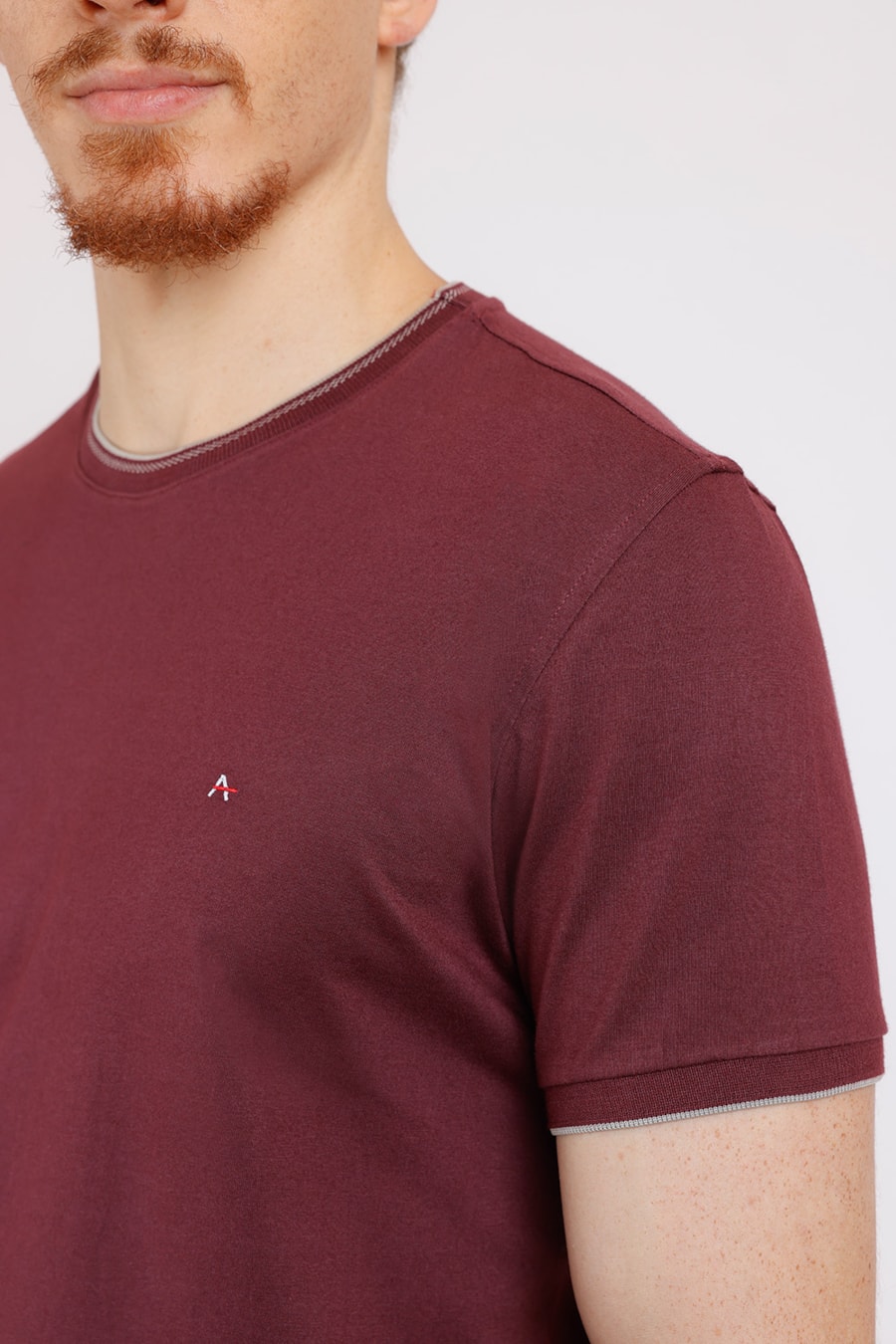 Camiseta Básica Friso na Gola Burgundy Com Cinza — foto 1 de 2