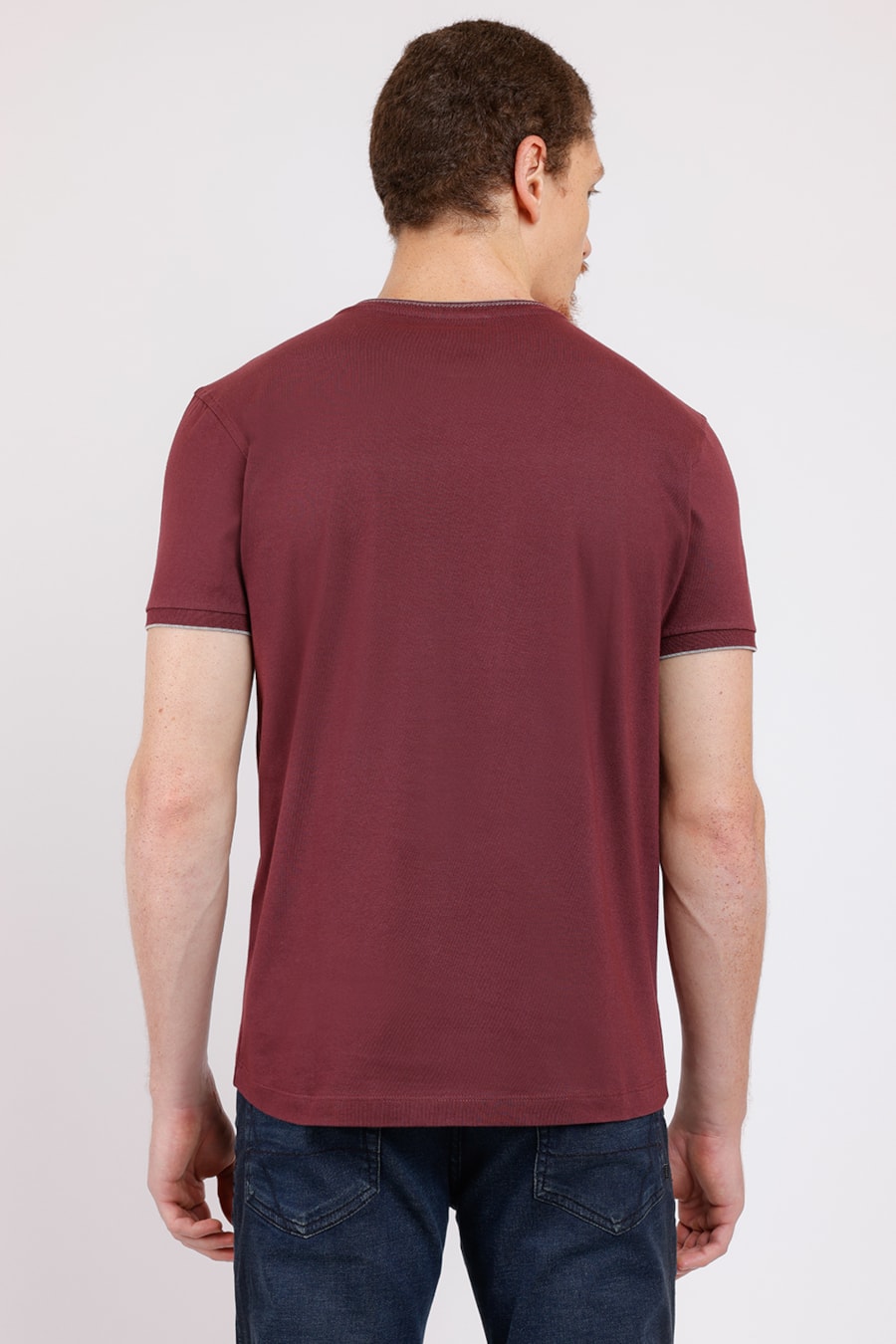 Camiseta Básica Friso na Gola Burgundy Com Cinza — foto 2 de 2