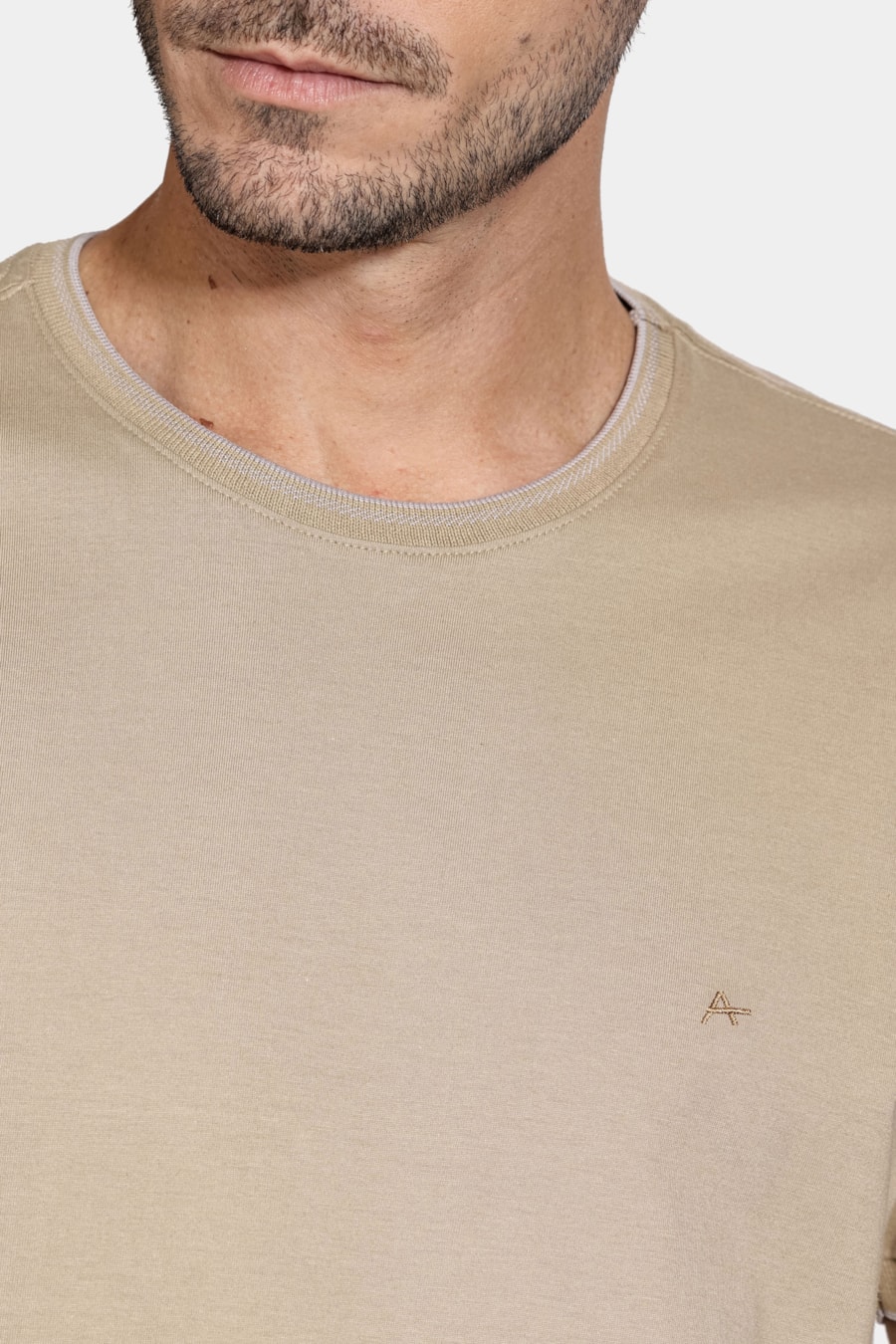 Camiseta Básica Friso na Gola Caqui c / Cinza Claro — foto 3 de 5