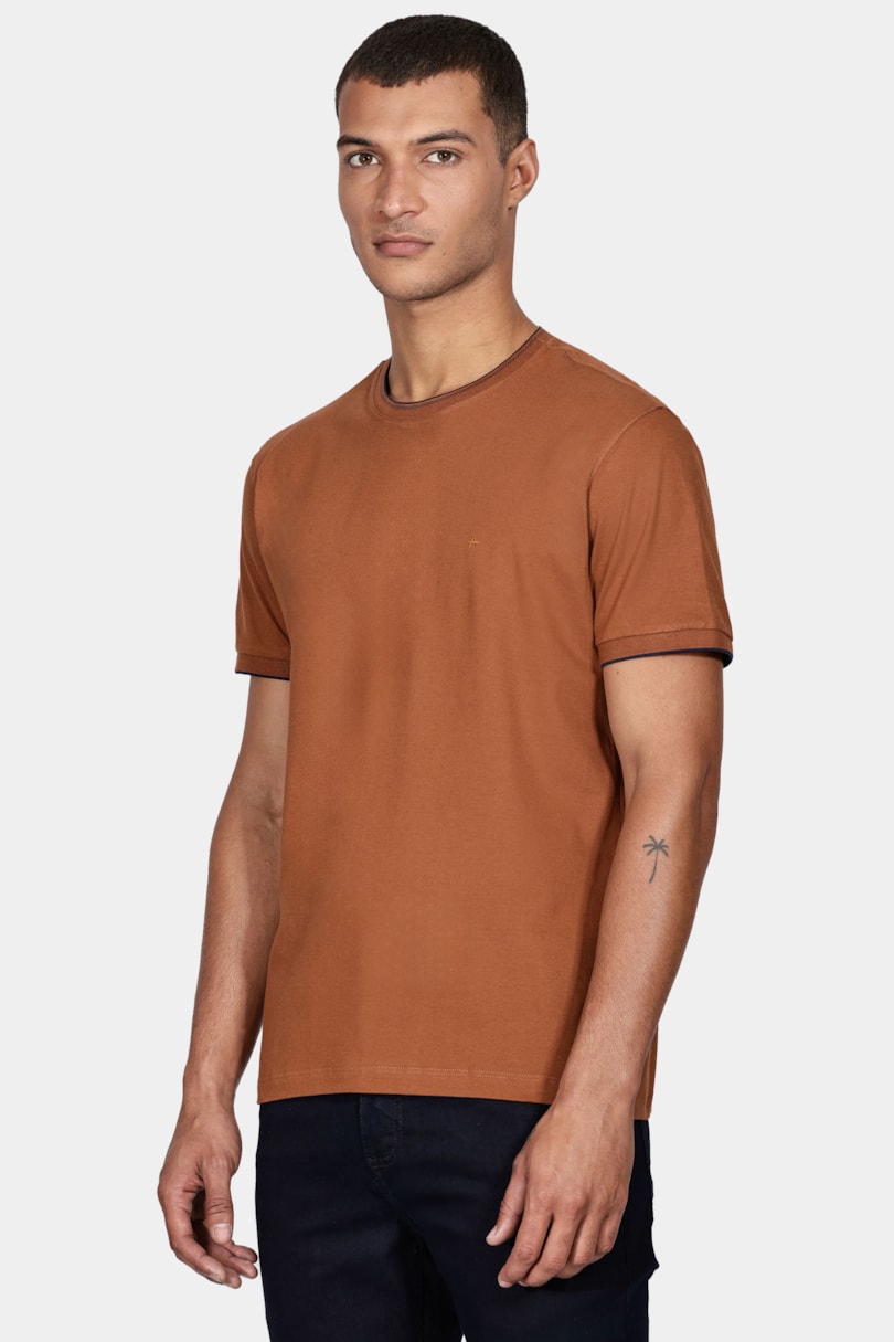 Camiseta Básica Friso na Gola Caramelo