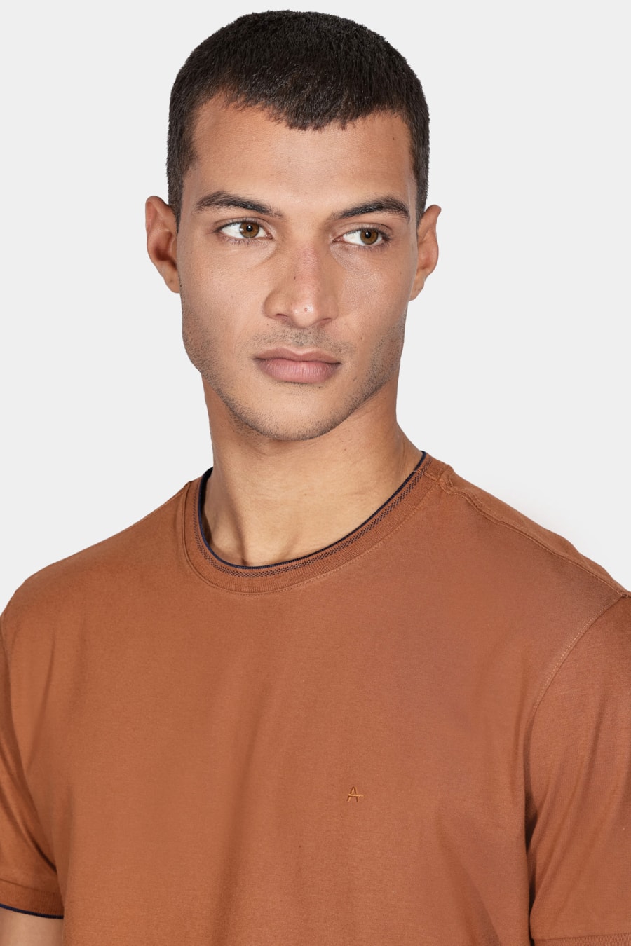 Camiseta Básica Friso na Gola Caramelo — foto 3 de 7